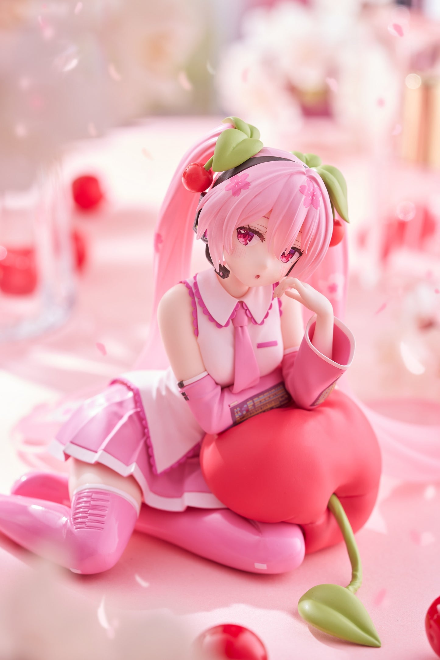 07-01-2025 TAITO - 櫻花初音未來 Desktop Cute Figure (櫻桃座墊Ver.) Y2100 PVC