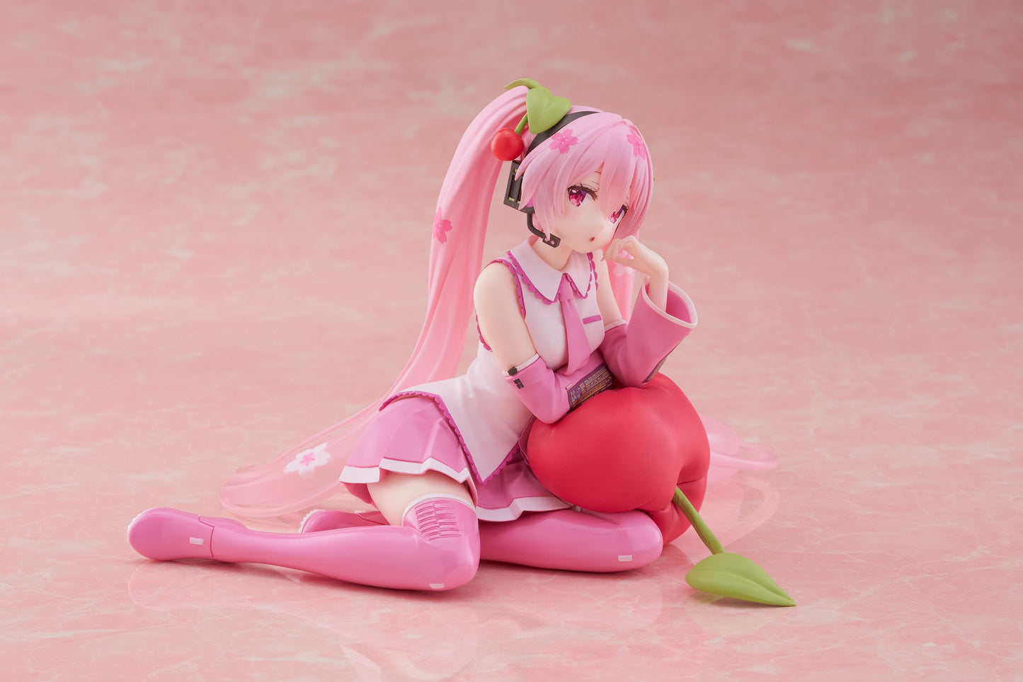 07-01-2025 TAITO - 櫻花初音未來 Desktop Cute Figure (櫻桃座墊Ver.) Y2100 PVC