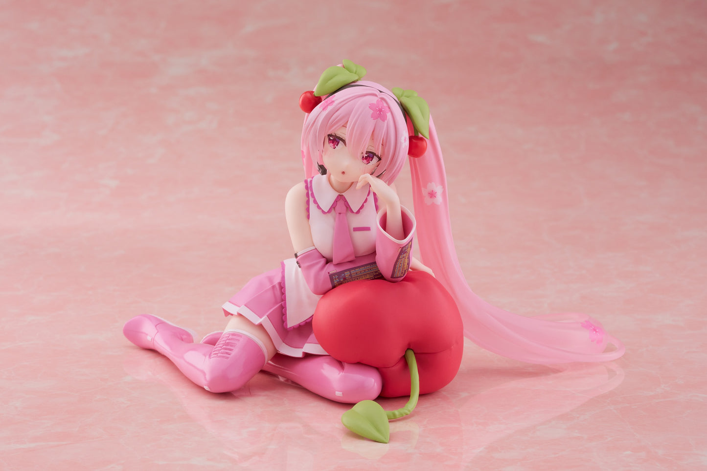 07-01-2025 TAITO - 櫻花初音未來 Desktop Cute Figure (櫻桃座墊Ver.) Y2100 PVC