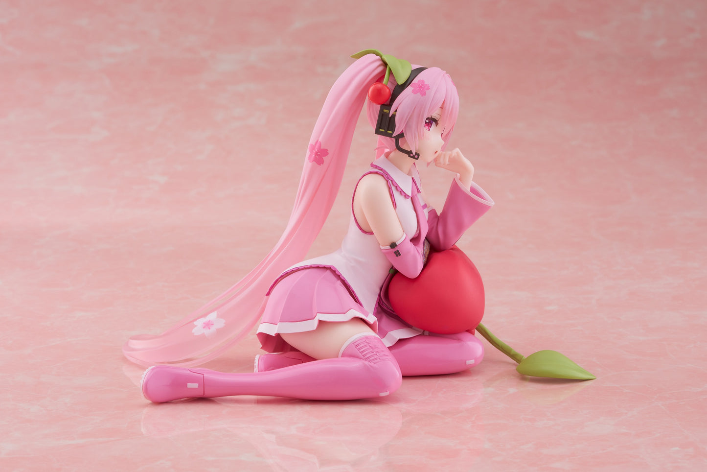 07-01-2025 TAITO - 櫻花初音未來 Desktop Cute Figure (櫻桃座墊Ver.) Y2100 PVC