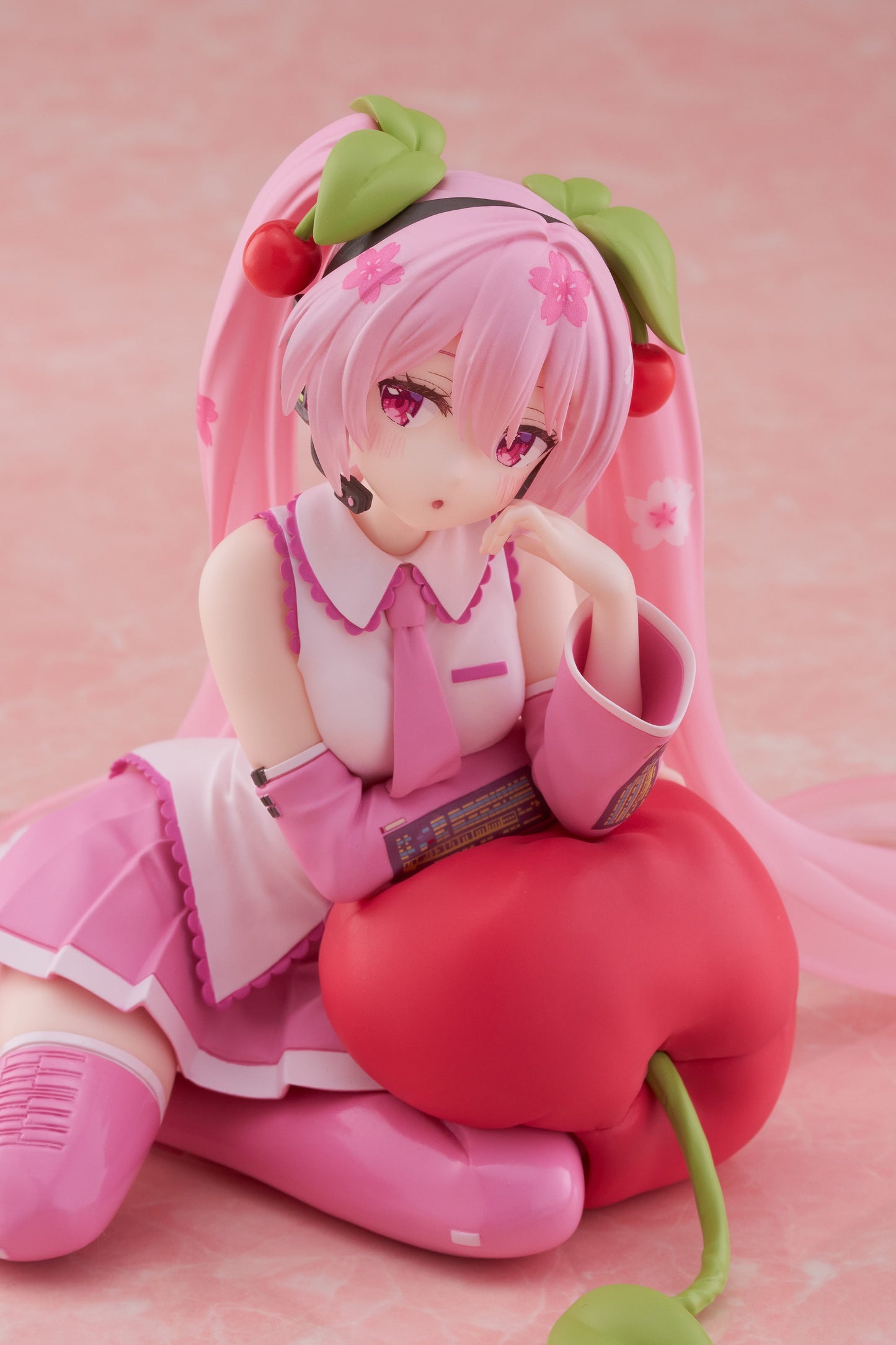 07-01-2025 TAITO - 櫻花初音未來 Desktop Cute Figure (櫻桃座墊Ver.) Y2100 PVC