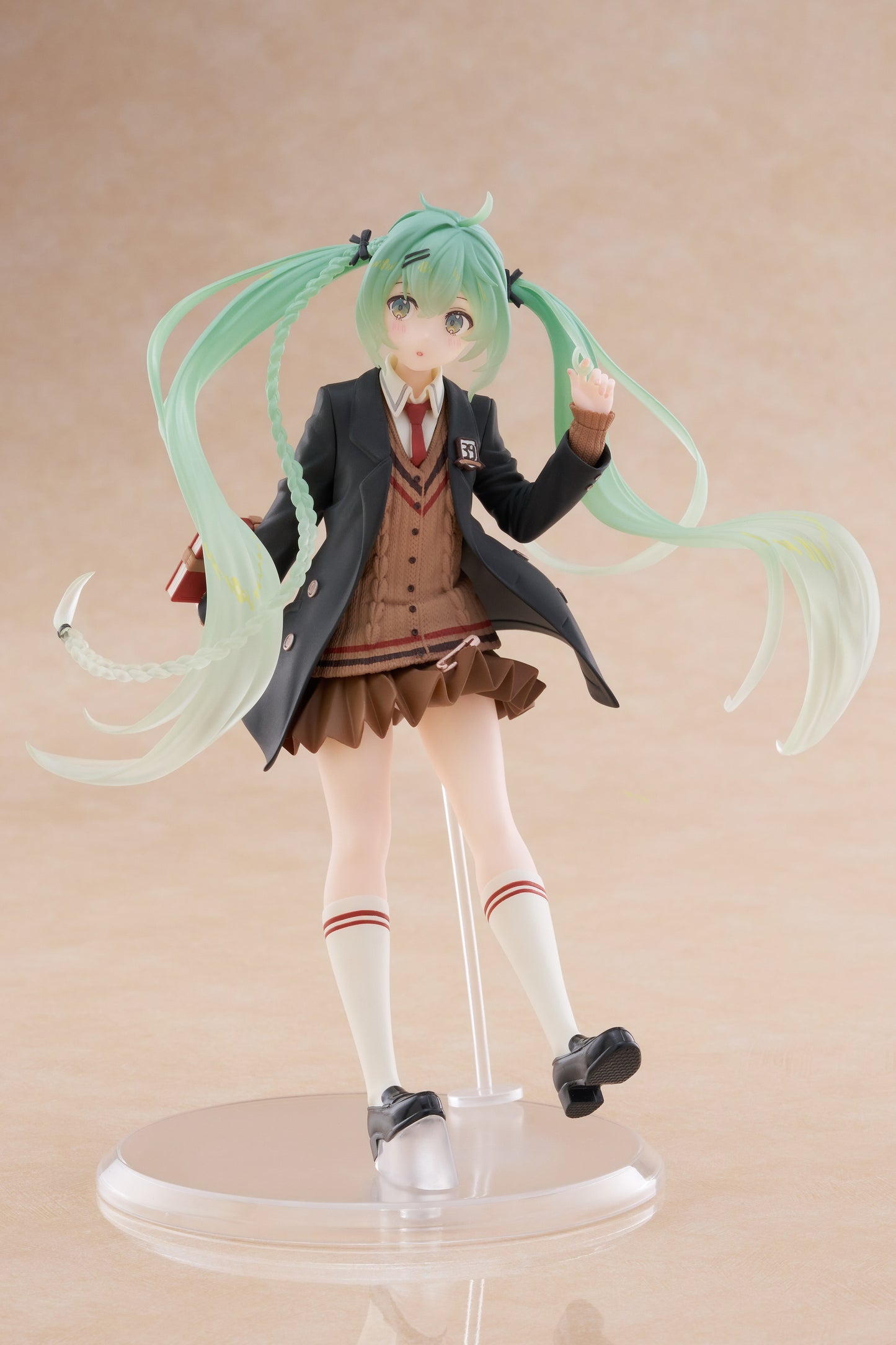 13-05-2025 Taito - 初音未來 時裝人偶 名校時裝 (Preppy Ver.) Y1900 PVC